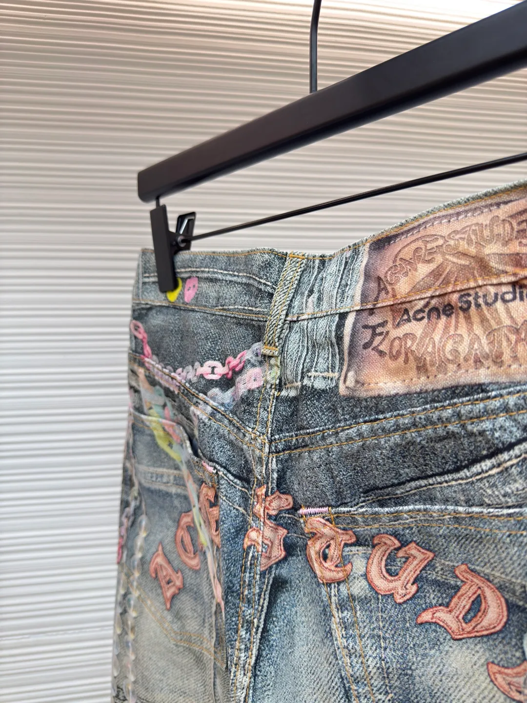 Acne Studios chain 3D printed straight shorts ●Authentic product: purchased and developed by 3174 ●Item number: 1680155-A65 ●Material: denim ●Technology: Printing ●Version: fitted version ●Weight: 440g ●Size: 42-44-46-48-50-52 ●Description: 1981M jeans are loosely cut, low-waisted, wide-legged and long. Decorated with a seasonal trompe l'oeil print and made from mid-blue washed non-stretch denim. The overall wiring is straight and delicate, the fabric is comfortable and soft, and the color is consistent without color difference. It can be matched with the same style to create a fashionable look and control various occasions. Customized accessories, complete with three standards, same style for men and women!